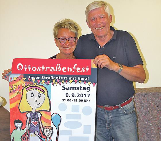 Susanne Vordermaier und Dr. Axel Keller präsentieren das Plakatmotiv, mit dem in den kommenden Wochen in ganz Ottobrunn für das Ottostraßenfest geworben wird.	Foto: kr