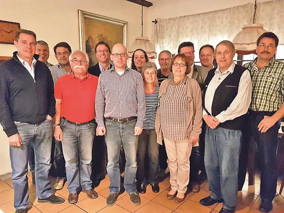 Die neue Vorstandschaft des Steinhöringer CSU-Ortsverbandes stellt sich für das Wahljahr auf. 	Foto: CSU