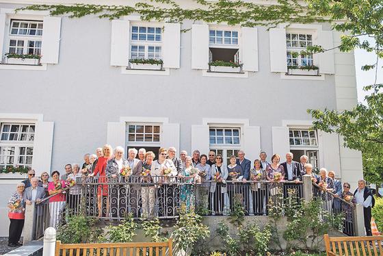 17 Ehepaare die 50, manche schon 60 Jahre verheiratet sind, folgten der Einladung von  Bürgermeisterin Gabriele Müller und kamen ins Haarer Rathaus.	Foto: Gemeinde Haar
