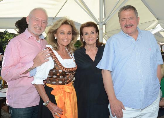 Organisatorin Gisela Rockola (3. v. l.) mit den Ehrengästen des Benefiz-Golfturniers: Sepp Schauer, Hella Brice und Joseph Hannesschläger (v. l.). 	Foto: VA