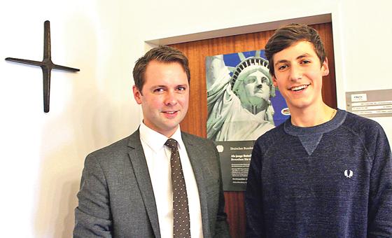 Abgeordneter Andreas Lenz (CSU) mit dem ehemaligen Stipendiaten, Peter Gratz aus Vaterstetten, nach seiner Rückkehr im Austausch über seine Erfahrungen in den USA.	Foto: MdB