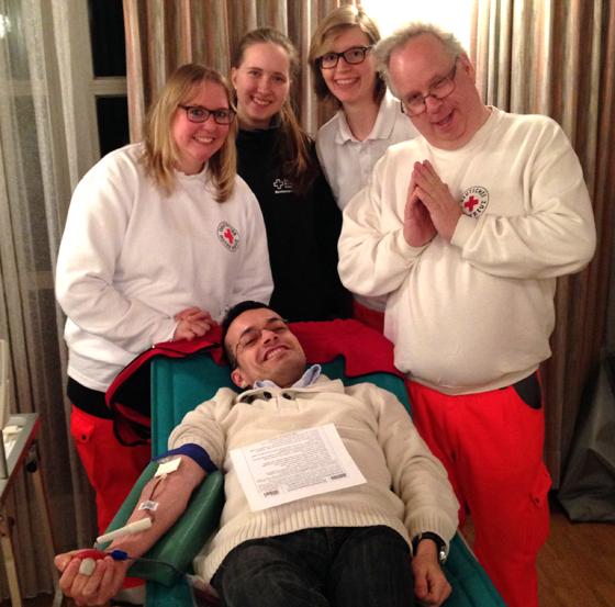 Thomas Angenendt (rechts) und die Mitglieder des BRK Ismaning bitten wieder zur Blutspende.	Foto: BRK Ismaning
