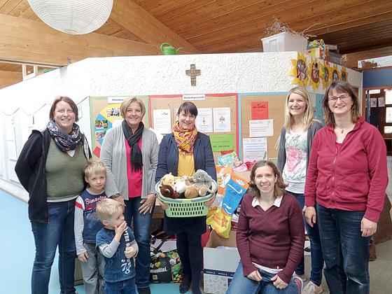 Der Elternbeirat der KiTa St. Albertus-Magnus und einige Kinder bei der Übergabe der Spenden an Heidi Spicka vom Salberghaus (3 v.l.).	Foto: privat