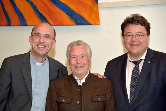 Pfarrer Markus Moderegger (l.) und Bürgermeister Thomas Loderer (r.) gatulierten Willi Meier zum 85. Geburtstag.	F.: G. Dependahl