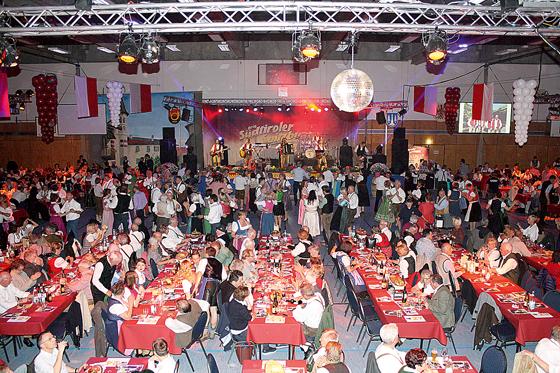 Etwa 900 Gäste feierten in der Ferdinand-Leiß-Halle. Foto: FFO