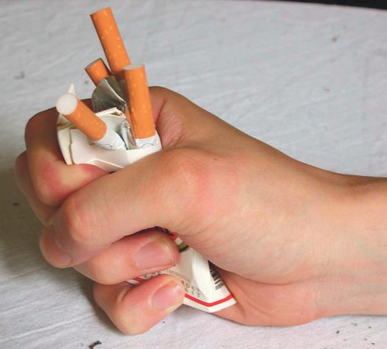 Auch wenn es leicht aussieht, so mancher Raucher bringt alleine nicht die Kraft auf, mit der Zigarette Schluss zu machen. Aber es gibt Hilfe. 	Foto: BZgA