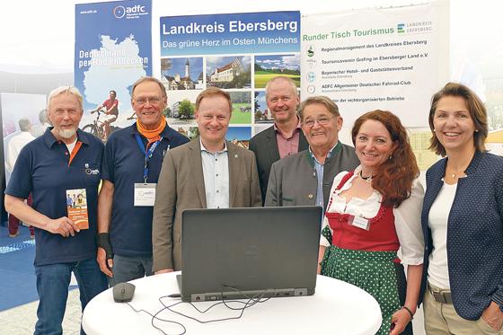 Mitwirkende am Runden Tisch Tourismus zusammen mit Landrat Robert Niedergesäß bei der Präsentation der neuen Homepage auf der EGA 2017 in Ebersberg.	Foto: LRA Ebersberg
