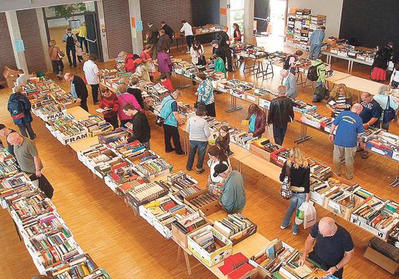 Der beliebte Bücherflohmarkt findet im Rahmen des Junimarktes in der Gemeinde Neubiberg statt. 	Foto: VA