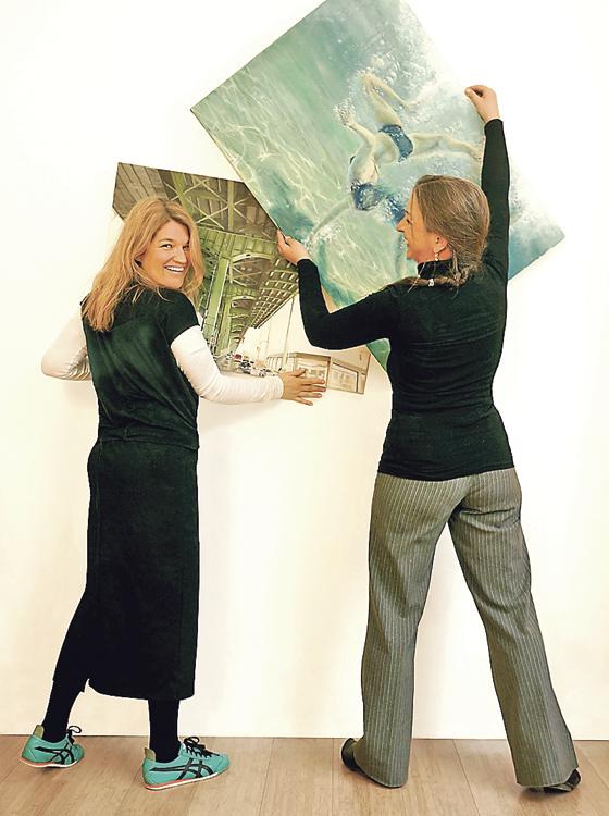 Fast schon fotorealistisch arbeiten die Münchner Ölmalerinnen Michaela Wühr (links) und Anette Koch.	Foto: VA