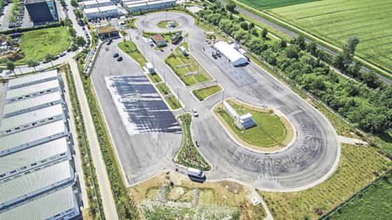 Der ADAC Fahrsicherheitsplatz Ingolstadt hat eine Fläche von 21.500 Quadratmetern und bietet vier ­Pisten für professionelles Training. 	Foto: ADAC Südbayern/Petzina