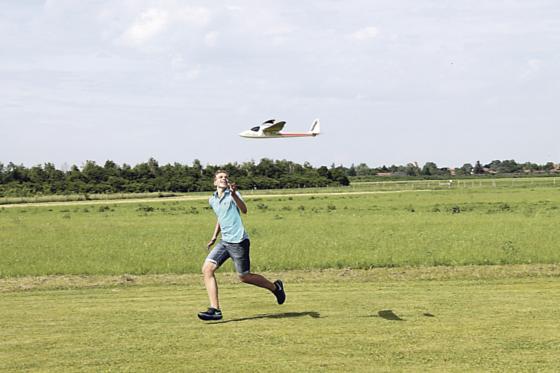 Fliegen selbst erleben beim Schnuppertag »Faszination Modellflug« in Salmdorf am 25. Juni.  	Foto: VA