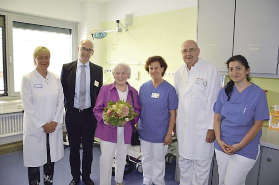 Doppelte Überraschung: erst für die 10.000. Patientin Rita Juraschek (mit Blumenstrauß), dann für die Mitarbeiter des Klinikums Landkreis Erding.	Foto: KLE