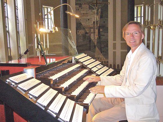 Armin Becker an einem Instrument, das in München seinesgleichen sucht: die große Steinmeyer-Orgel.	Fotos: VA