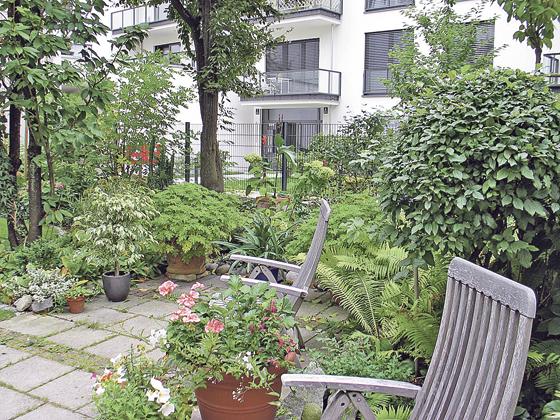Ein gelungenes Beispiel für »grünes« Wohnen in der Großstadt ist der Garten in der Marktstraße 3, gelegen im Herzen Schwabings.		          Foto: LH München/Baureferat