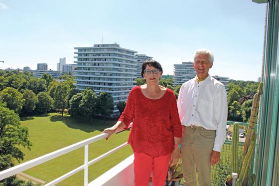 Stilla Probst und Michael Stegner blicken über die Dächer des Cosimaparks. Michael Stegner gründete vor zehn Jahren den Verein WiAC e.V., der sich um die Betreuung hilfsbedürftiger Menschen kümmert.	Foto: ahi