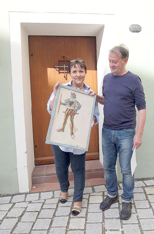 Museumsleiterin Heike Kronseder übergibt eins der sechs Kunstwerke Stahls als Leihgabe an den Ausstellungsorganisator Helmut Stix.		Foto: VA