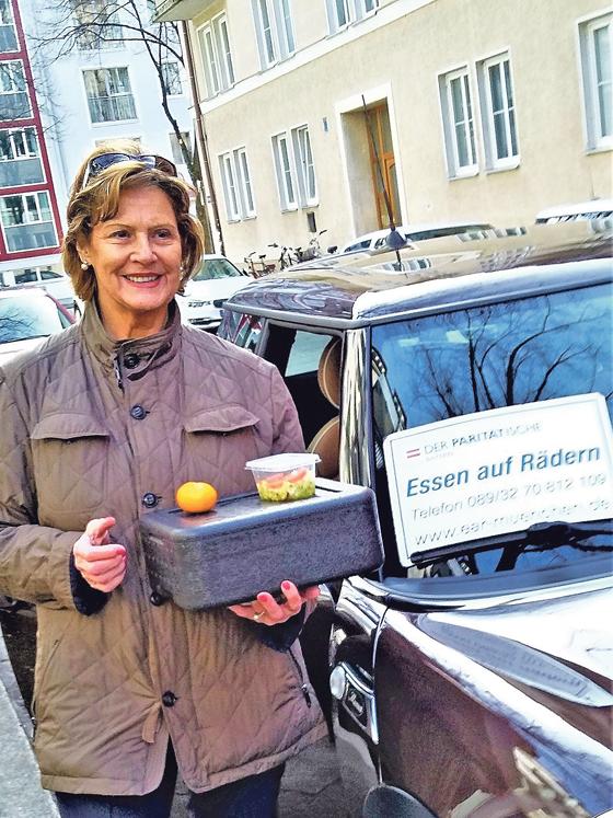DAFC-Mitglied Carole Boehm ist die Leiterin des Projekts »Essen auf Rädern« und selbst seit 30 Jahren bei den Lieferungen dabei. Sie möchte gerne auch die junge Generation für das Projekt begeistern.	Foto: DAFC München
