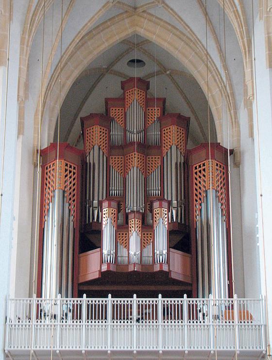 Die Hauptorgel in der 523 Jahre alten Münchner Frauenkirche ist mit ihren 23 Jahren die jüngste der vier Orgeln des Münchner Doms.	Foto: Chris 73/Wikimedia Commons