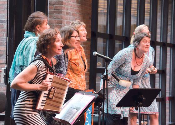 »Liederglück mit Quetschkommoden« präsentiert das Ensemble »AHOI die Damen« am 9. Juli, ab 16.35 Uhr in der Black Box (bis 17 Uhr).	Foto: VA