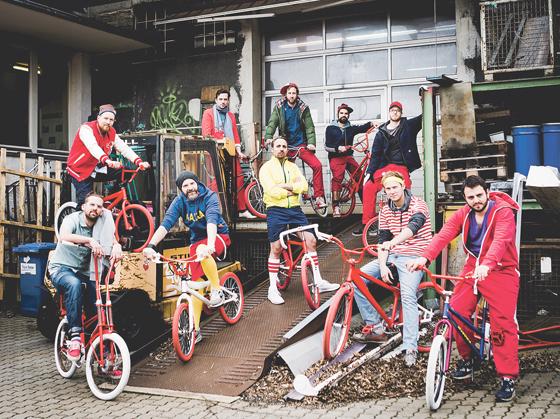Die 10 köpfige Hip Hop-Marching-Brass-Band Moop Mama kommt mit neuem Album nach Landshut.	Foto: VA