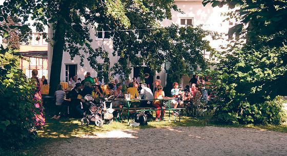 Zu der sommerlichen Vernissage in und rund um die Mohr-Villa ist jeder willkommen. Mit Tanz und Musik werden gleich drei Ausstellungen eröffnet.	Foto: VA