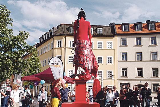 Am Hans-Mielich-Platz wurde jetzt von der Bürgerinitiative Mehr Platz zum Leben ein neues Kunstwerk aufgestellt. 	F: VA