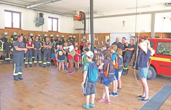 Zu Gast bei der Feuerwehr Isen. Die Lebensretter und Brandbekämpfer sind in einem Verein organisiert und gaben den Schülern einen Einblick in ihre Arbeit.	Foto: Schule