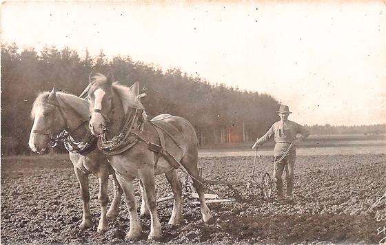 Landwirtschaft wie sie früher war: Josef Wolpertinger mit seinem Kultivator auf dem Feld.	Foto: Heimatkundekreis
