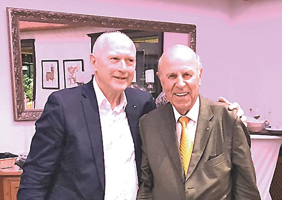 Der scheidende und der neue Präsident des Lions Clubs: Walter Schellenberg und Rolf Griesam.	Foto: VA