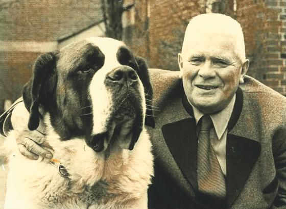 Immer treu an seiner Seite: Pfarrer Otto Steiner und sein Hund.	Foto: Evangeliumskirche
