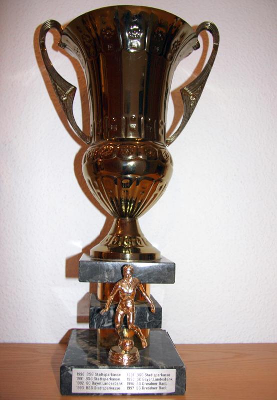 Dieser Pokal ist das Objekt der Begierde für zwei Spitzenteams des Münchner Firmen- und Behördenfußballs.	Foto: BFV
