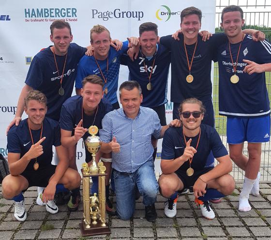 Die glücklichen Gewinner des SommerSoccerCups mit Schirmherr Manfred Schwabl,  Präsident der SpVgg. 	Foto: VA