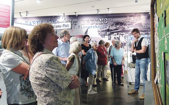 Museumsleiter Harald Krause M.A. erklärte den Besuchern bei einem Rundgang die Ausstellung. 	Foto: Kronseder