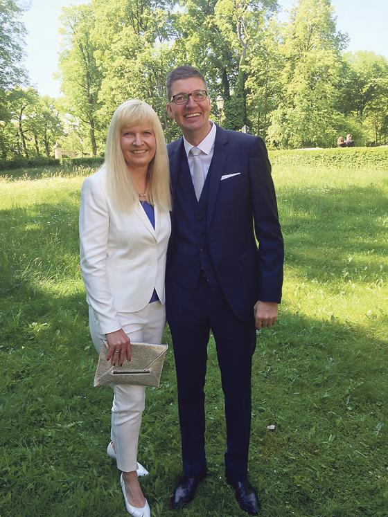 Claudia Wöhler und Markus Erbs spendeten ihr »Hochzeitsgeld« von 1450 Euro an das Ismaninger Hospiz.	Foto: privat