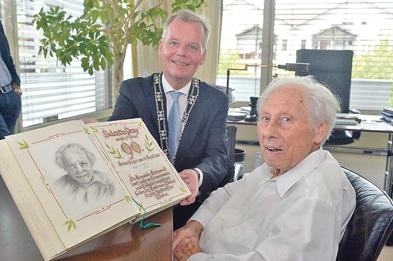 Der Künstler Valentin Pruy wurde von  Bürgermeister Jan Neusiedl zu seinem Ehrentag geehrt.	Foto: Gem. Grünwald