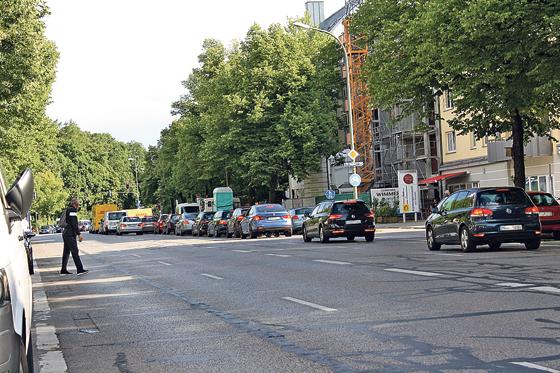 Ein schwieriges Hindernis für Fußgänger: die vierspurige Balanstraße im Bereich des Gewerbegebiets »Neue Balan«.	Foto: js
