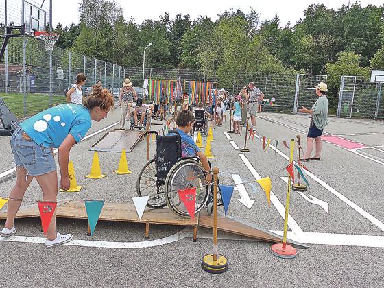 Die Kinder konnten beim Sommerfest der Grundschule Neukeferloh testen, es sich anfühlt auf einen Rollstuhl angewiesen zu sein.	Foto: privat
