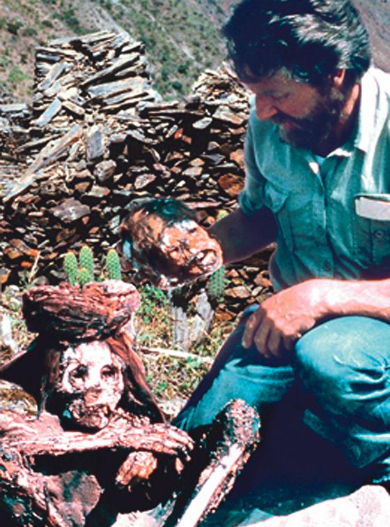 Schorsch Kirner mit der  Mumie eines Inka-Fürsten in Bolivien.	Foto: privat