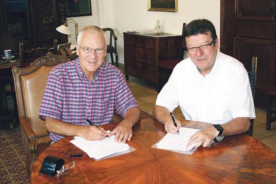 Die Bürgermeister Walter Brilmayer und Alois Hofstetter bei der Signierung des neuen Vertrags.	Foto: Stadt Ebersberg