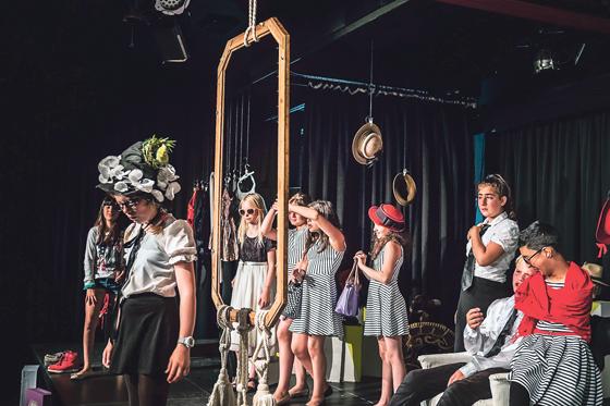 Die Kinder der Mittelschule überzeugten mit ihrer Darbietung bei der Theateraufführung.	Foto: Peter von Felbert