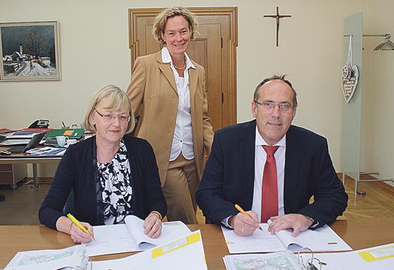 Ursula Jekelius,  Silke Mall (beide Bayernwerk) und Bürgermeister Dr. Stefan Straßmair  bei der Unterzeichnung. 	F: VA