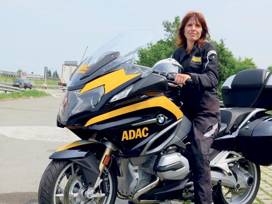 Tanja Langer hat immer alles im Blick: Sie ist die einzige Frau, die auf dem Motorrad als Stauberaterin im Einsatz ist.  	Foto: ADAC Südbayern e.V.