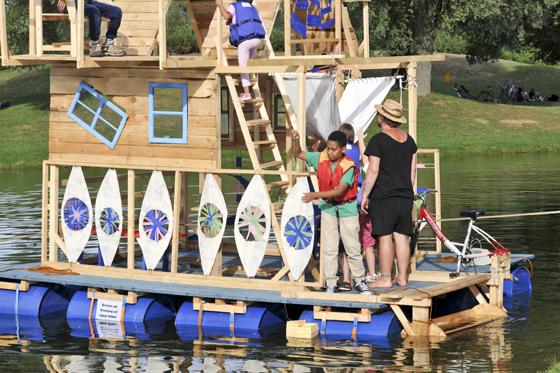»Ich bin mit einem selbstgebauten Boot über den Olympiasee geschippert.« Wer kann das schon nach seinen Sommerferien  von sich erzählen?	Foto: Kultur & Spielraum e.V.