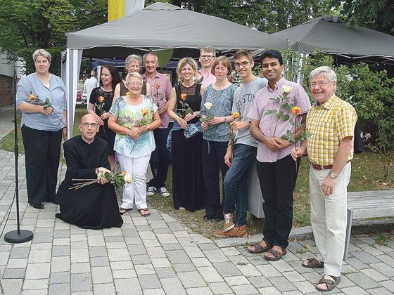 Pfarrer Markus Moderegger mit seinem Team an ehrenamtlichen Helfern aus St. Otto.	Foto: Privat