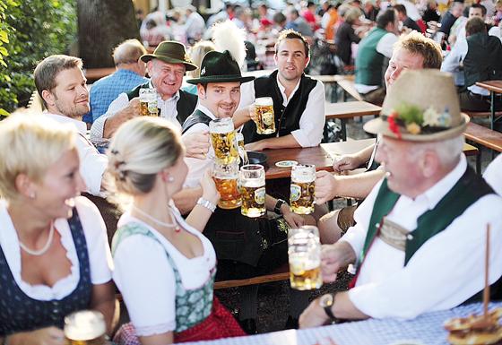 Der Biergarten lockt an heißen Tagen bis zu tausend Besucher unter die schattigen Kastanien.	Foto: Brauerei Aying