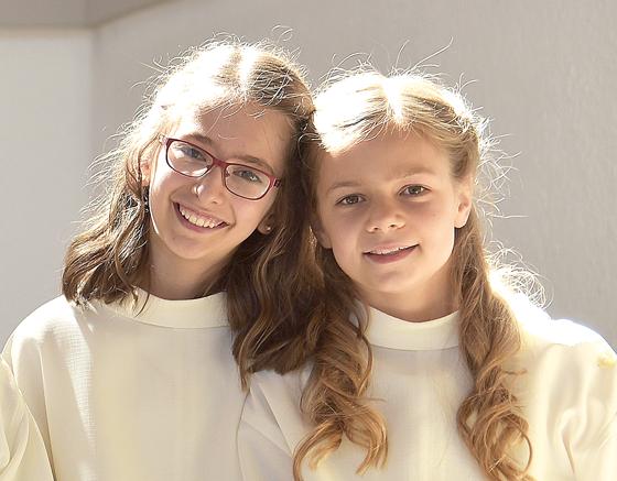Flavia Brantl (l.) und Giancarla Huisgen feierten ihre Erstkommunion in St. Magdalena. 	Foto: Günter Dependahl