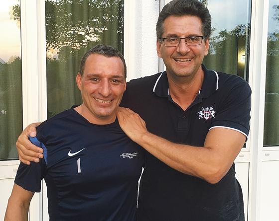 Seit 15 Jahren Mitglied im TSV Poing: Vorstand Robert Rieger (rechts) ehrte Andreas »Atze« Franke.	Foto: Verein