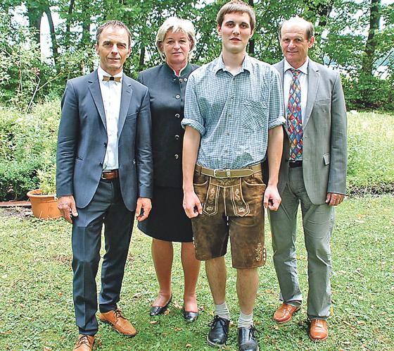 Dieter Link, Magdalena Förstl und Oskar Paulicks (v. li.)  gratulierten Florian Bichler persönlich.	Foto: LRA Ebersberg