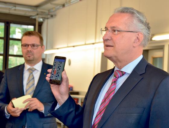 Joachim Herrmann (Bayerischer Staatsminister) zeigte sich begeistert von der App der Hochschule Landshut.  	Foto: ADAC Südbayern e.V.