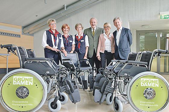 Von rechts: Michael Molls (Rotary Club München Friedensengel), Imma Basel (Sprecherin Grüne Damen), Markus Schwaiger (Ärztlicher Direktor des Klinikums rechts der Isar) sowie drei Grüne Damen bei der Übergabe der Rollstühle.	 Foto: M. Stobrawe, MRI